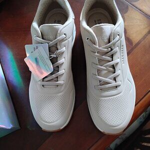 New Ladies' Skechers size 10